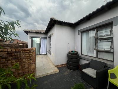 Townhouse For Sale in Chantelle, Akasia